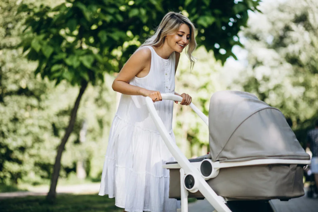 maman avec poussette bébé