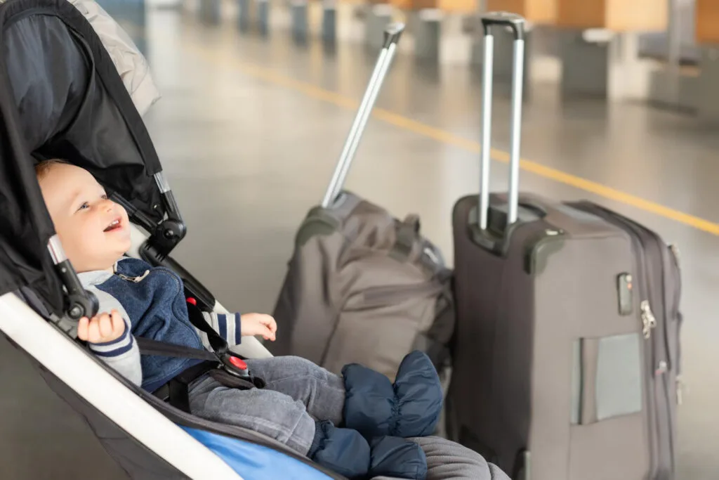 bébé dans une poussette voyage