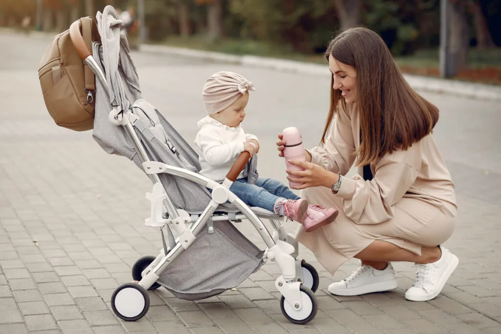 bébé dans une poussette