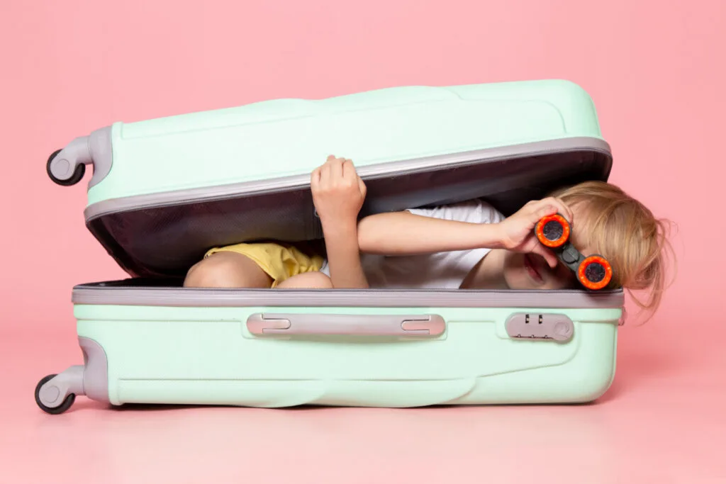 un enfant dans une poussette avion