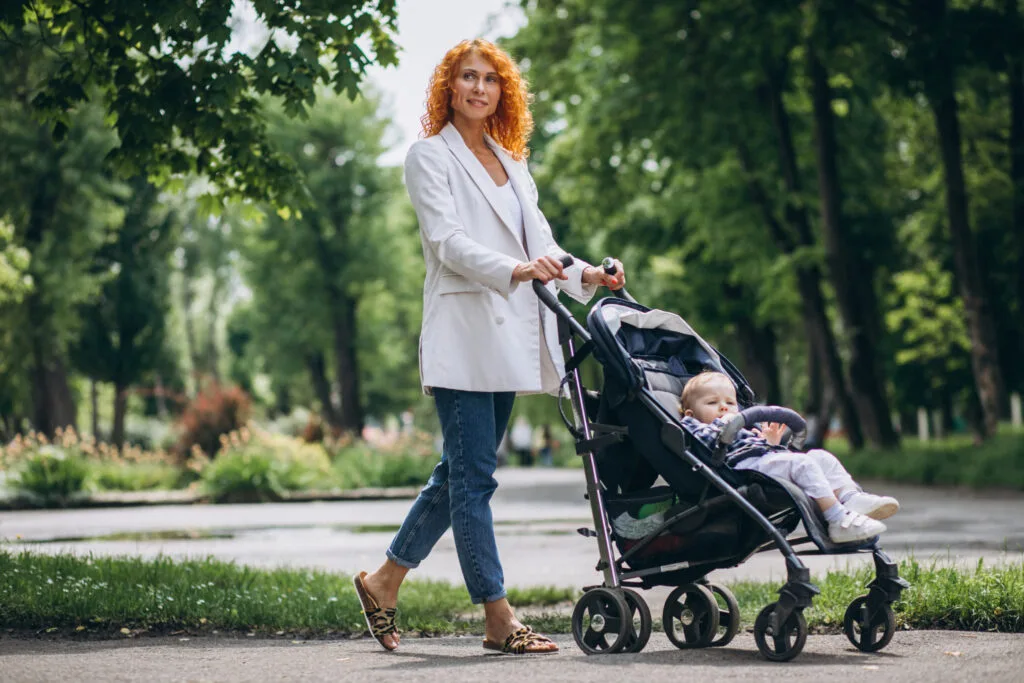 mère avec son bébé dans un parc