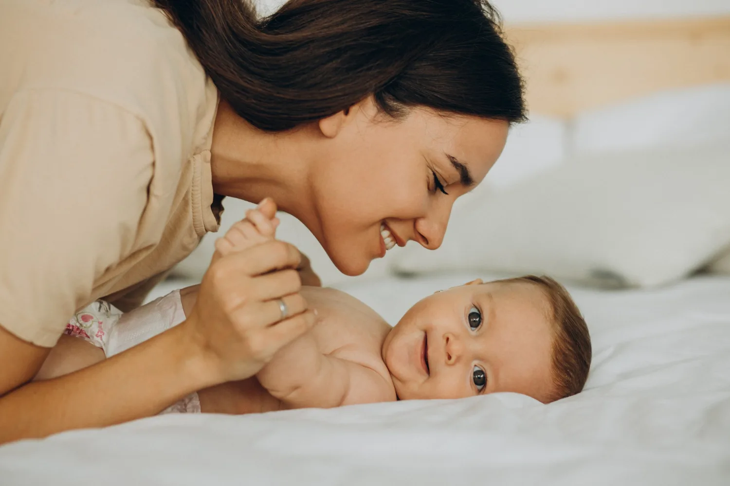 une maman joue avec son bébé